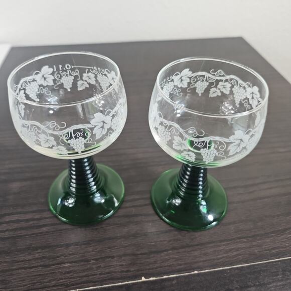 Vtg Luminarc Roemer Wine Glass 5 1/2" Etched Grapes Beehive Green Stem France - Picture 1 of 8